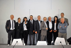 Foto di gruppo di Luigi Erba con i curatori, le figure istituzionali pubbbliche e i rappresentanti dell'API